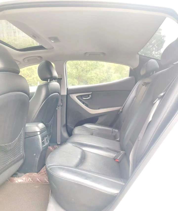 Hyundai Elantra 1.6L Premium 6