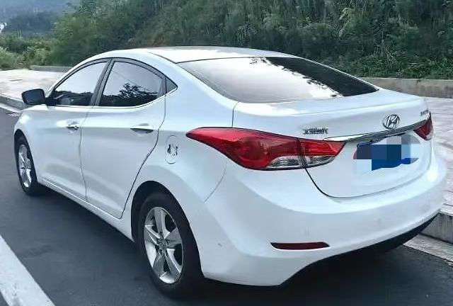 Hyundai Elantra 1.6L Premium 8