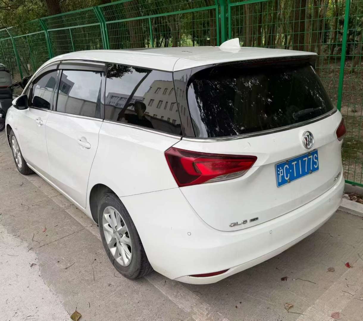 Buick GL6 Elite Edition 6-Seater 2