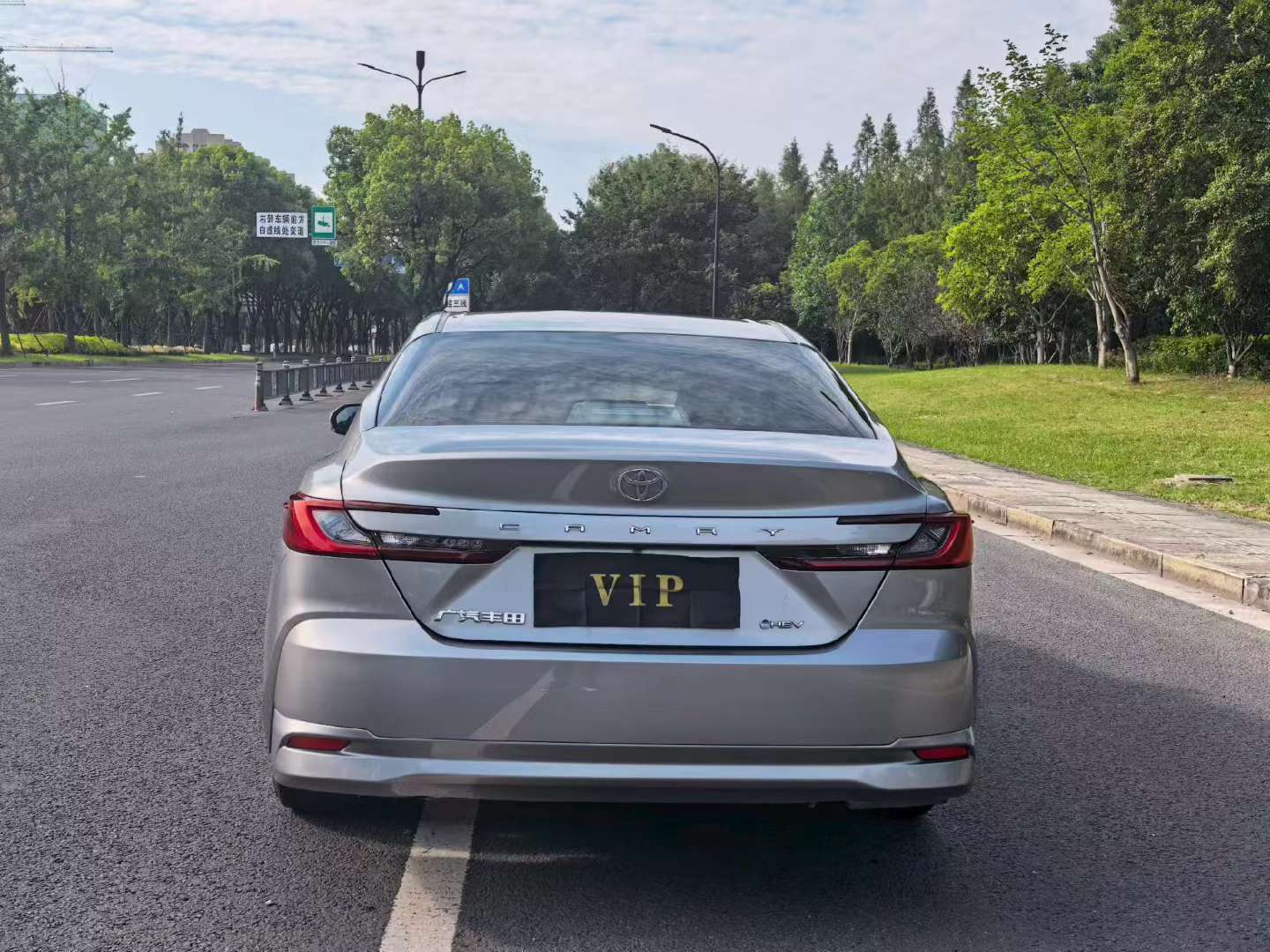 Toyota Camry 2024 Hybrid 2.0L Luxury Edition 8