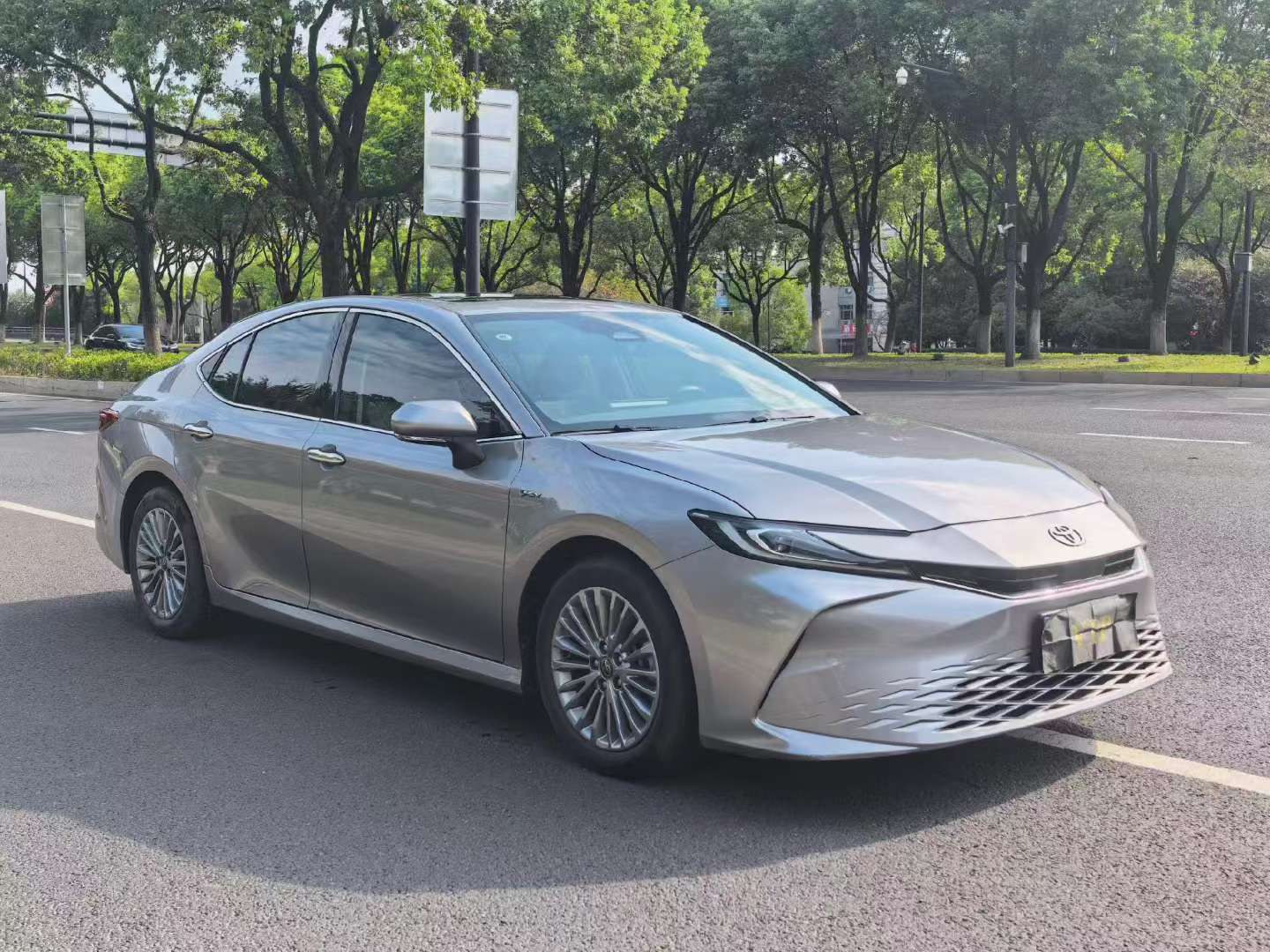 Toyota Camry 2024 Hybrid 2.0L Luxury Edition 3