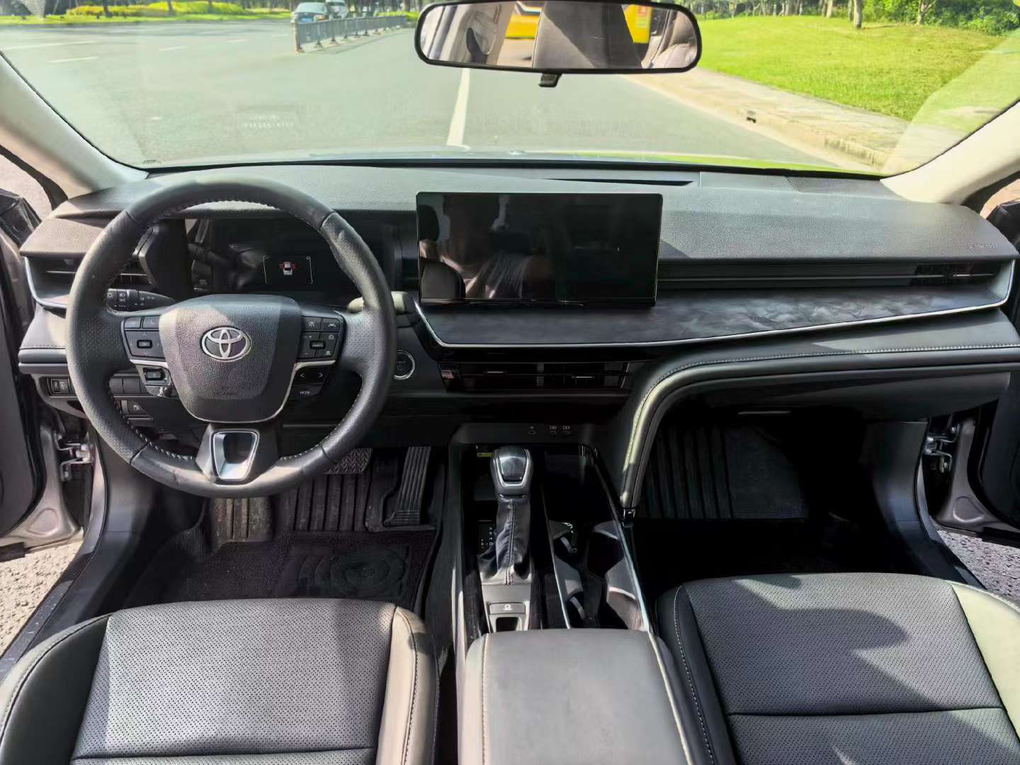 Toyota Camry 2024 Hybrid 2.0L Luxury Edition 4