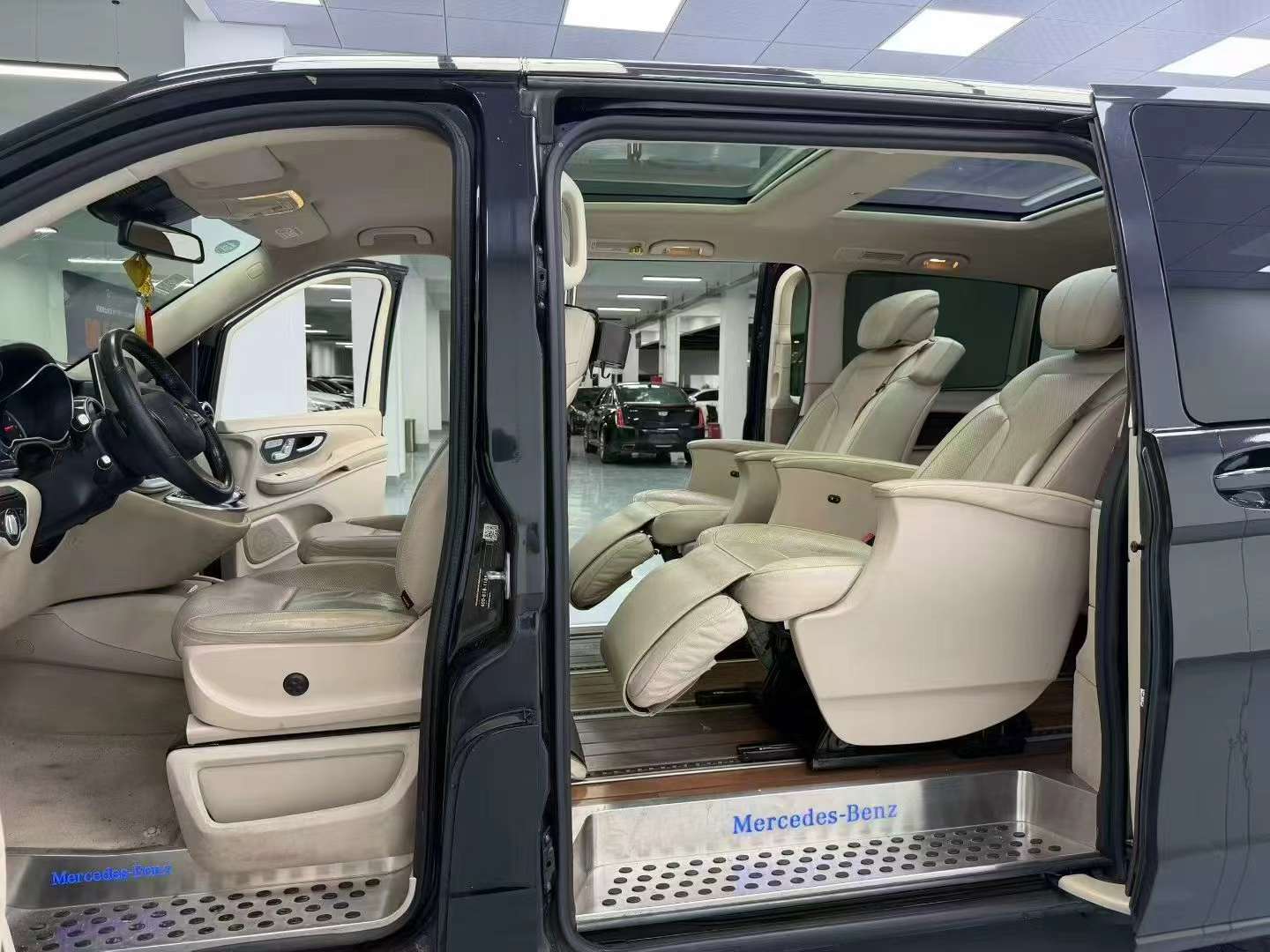Mercedes-Benz V260 V260 High Trim 9