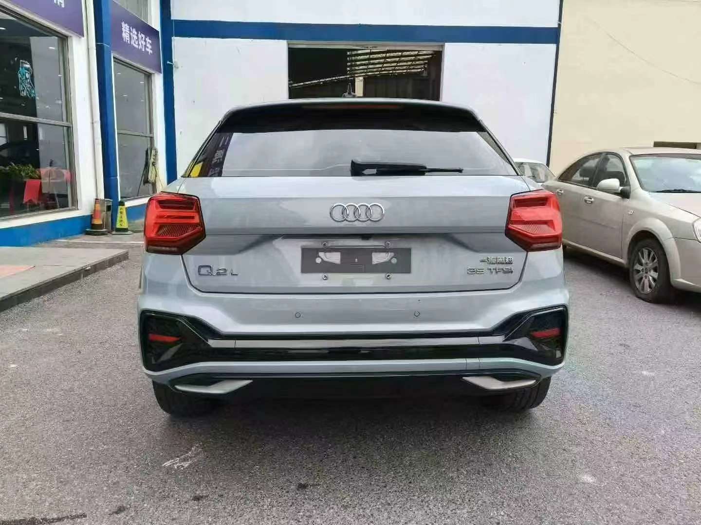 Audi Q2L 5