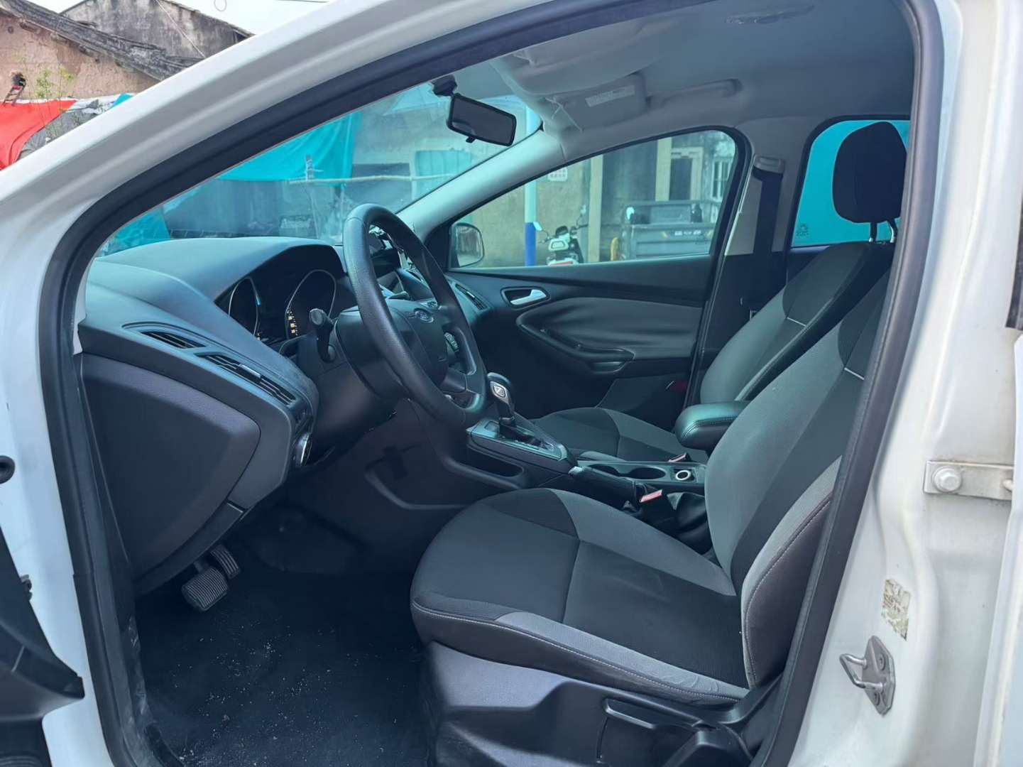 Ford Focus Focus Hatchback 1.6L Automatic No Sunroof 8