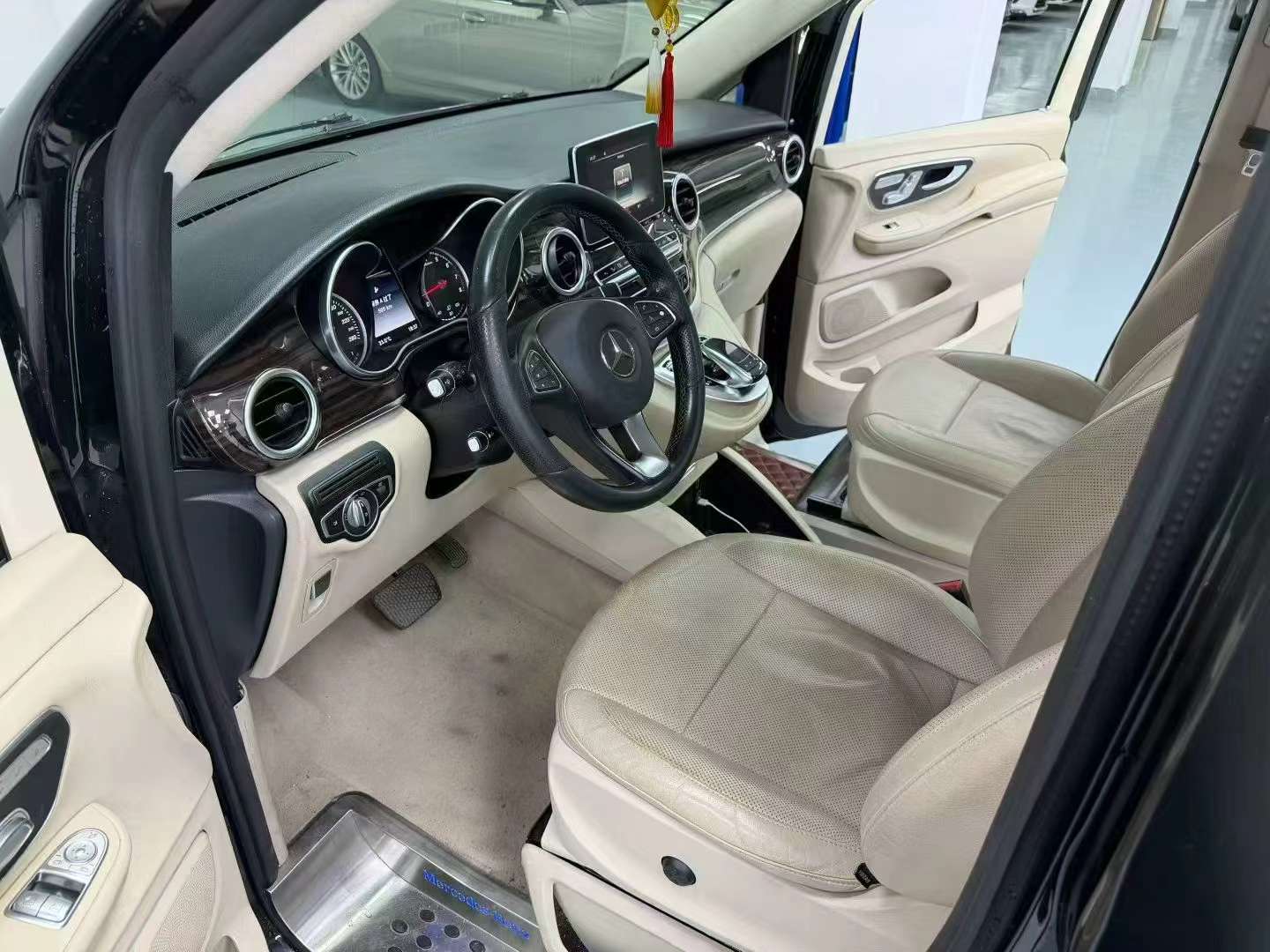 Mercedes-Benz V260 V260 High Trim 8