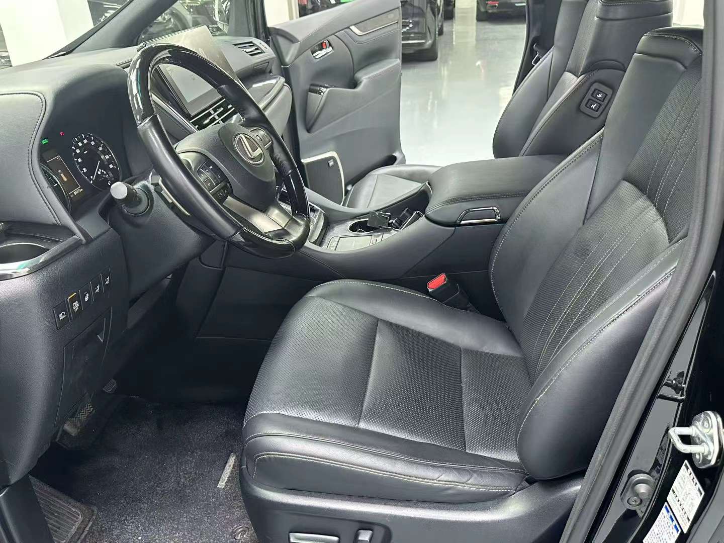 Lexus LM 2023 Imported 300h 7-Seat 4