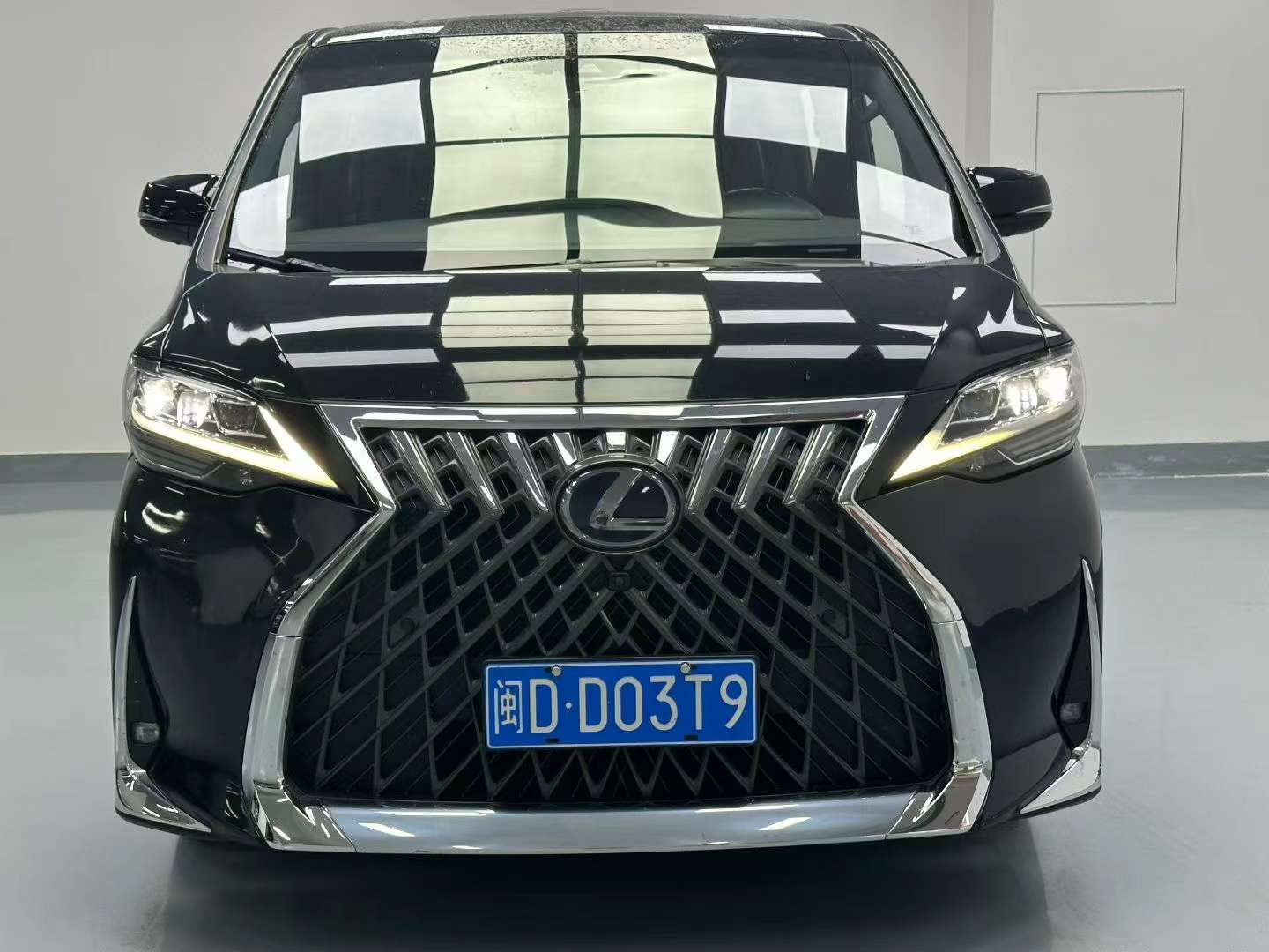 Lexus LM 2023 Imported 300h 7-Seat 2