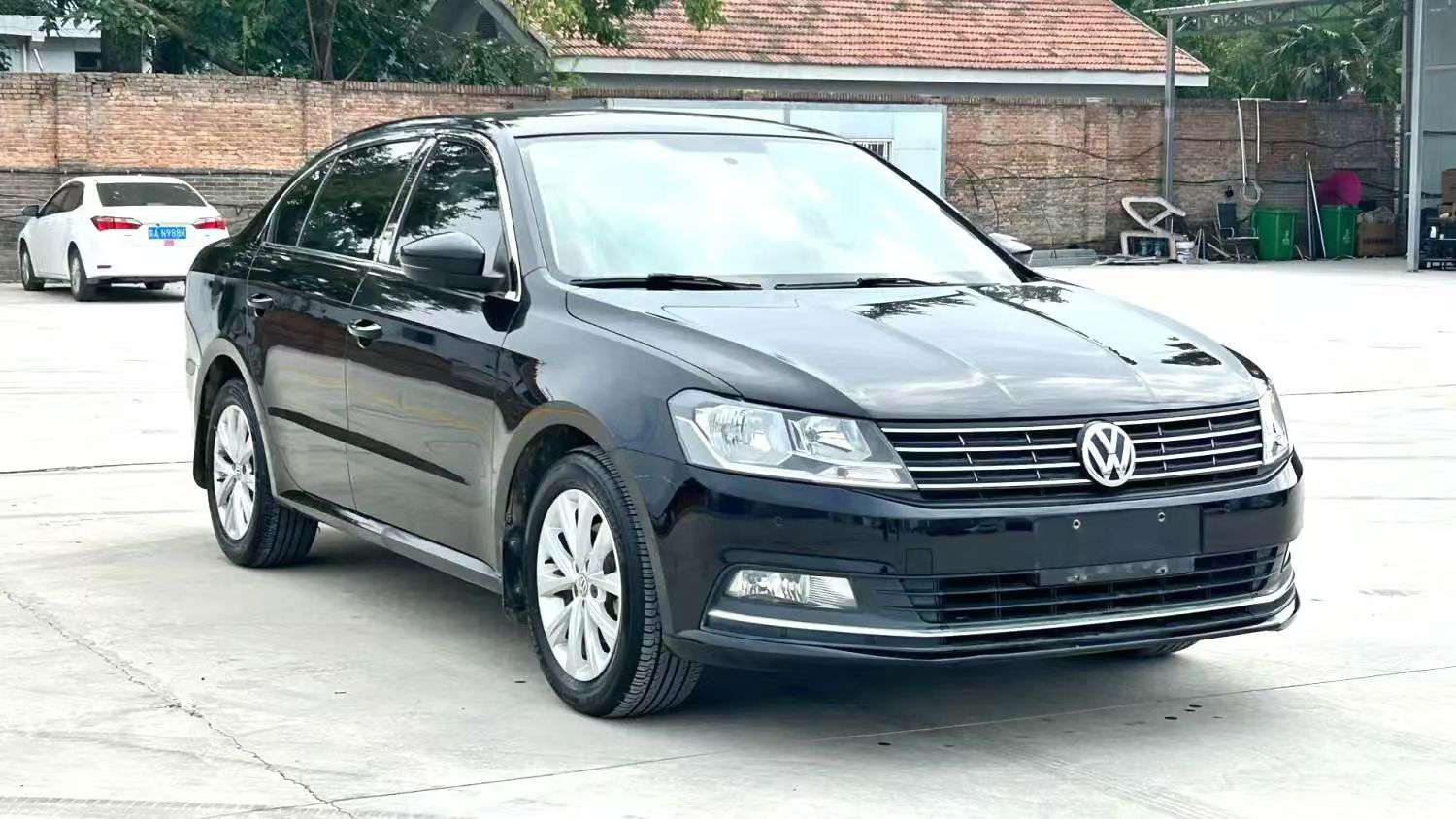 Volkswagen Lavida 1.6L Manual High Trim with Sunroof 3