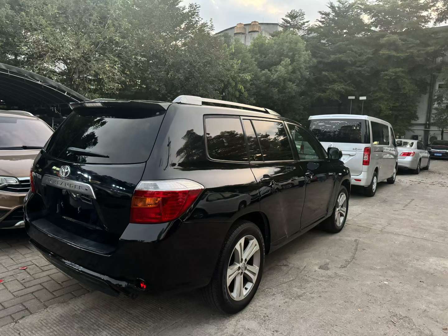 Toyota Highlander 2.7L Automatic 7 Seats 2