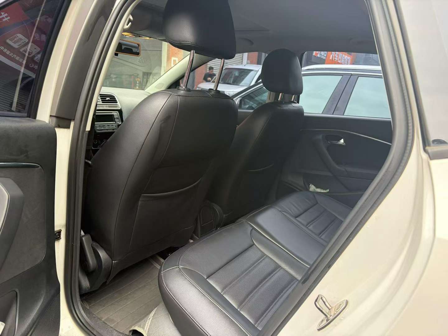 Volkswagen Polo 1.6L Automatic Highline 4