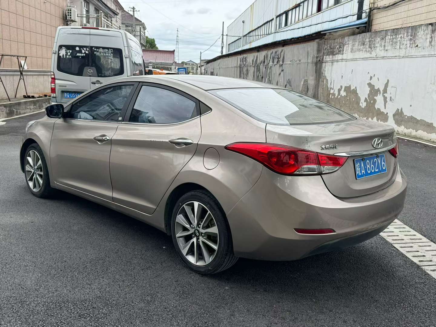 Hyundai Elantra 4