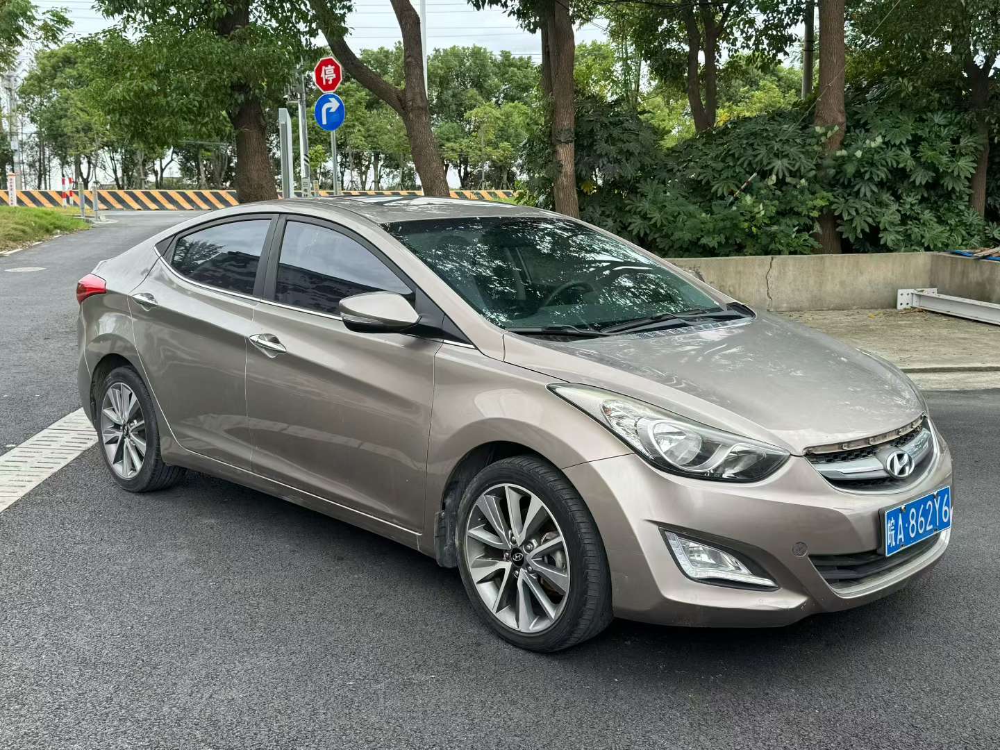 Hyundai Elantra 2