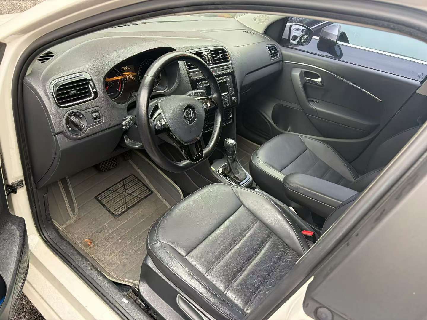 Volkswagen Polo 1.6L Automatic Highline 2