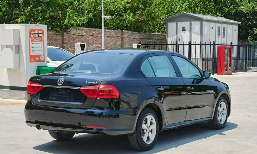 Volkswagen Lavida 4