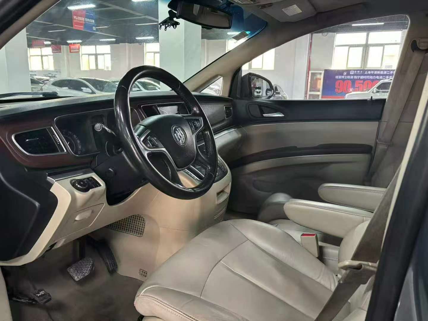 Buick GL8 25S Luxury 2.5L Automatic 3