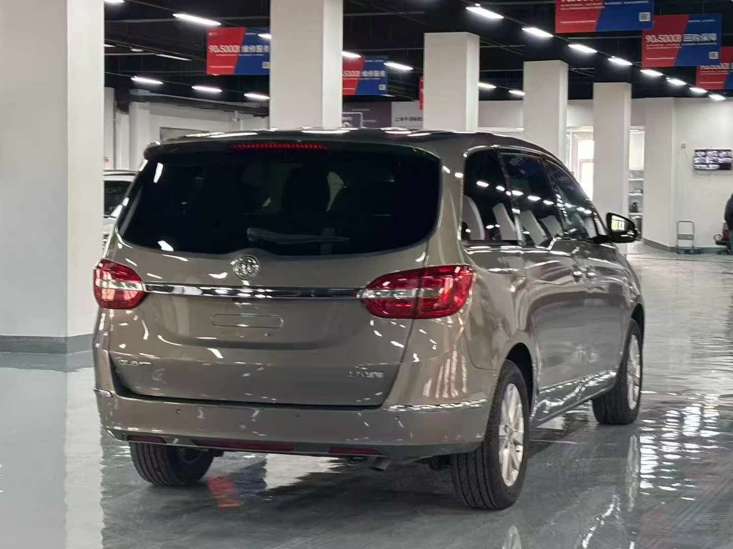 Buick GL8 25S Luxury 2.5L Automatic 9