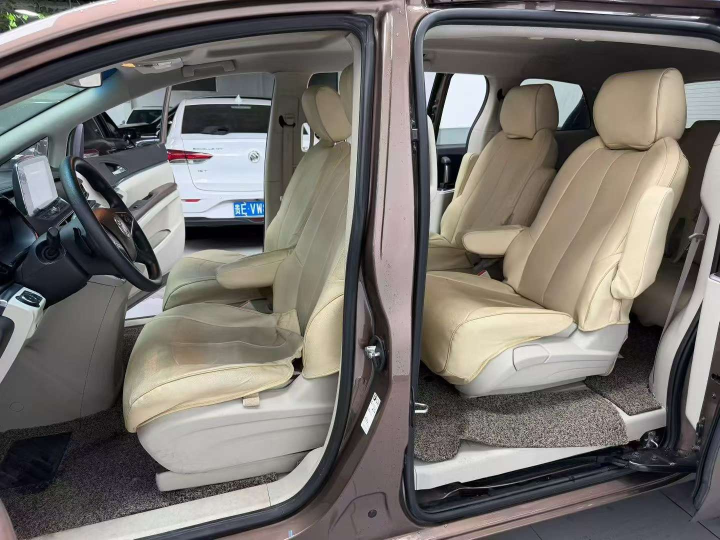 Buick GL8 Business Class 9