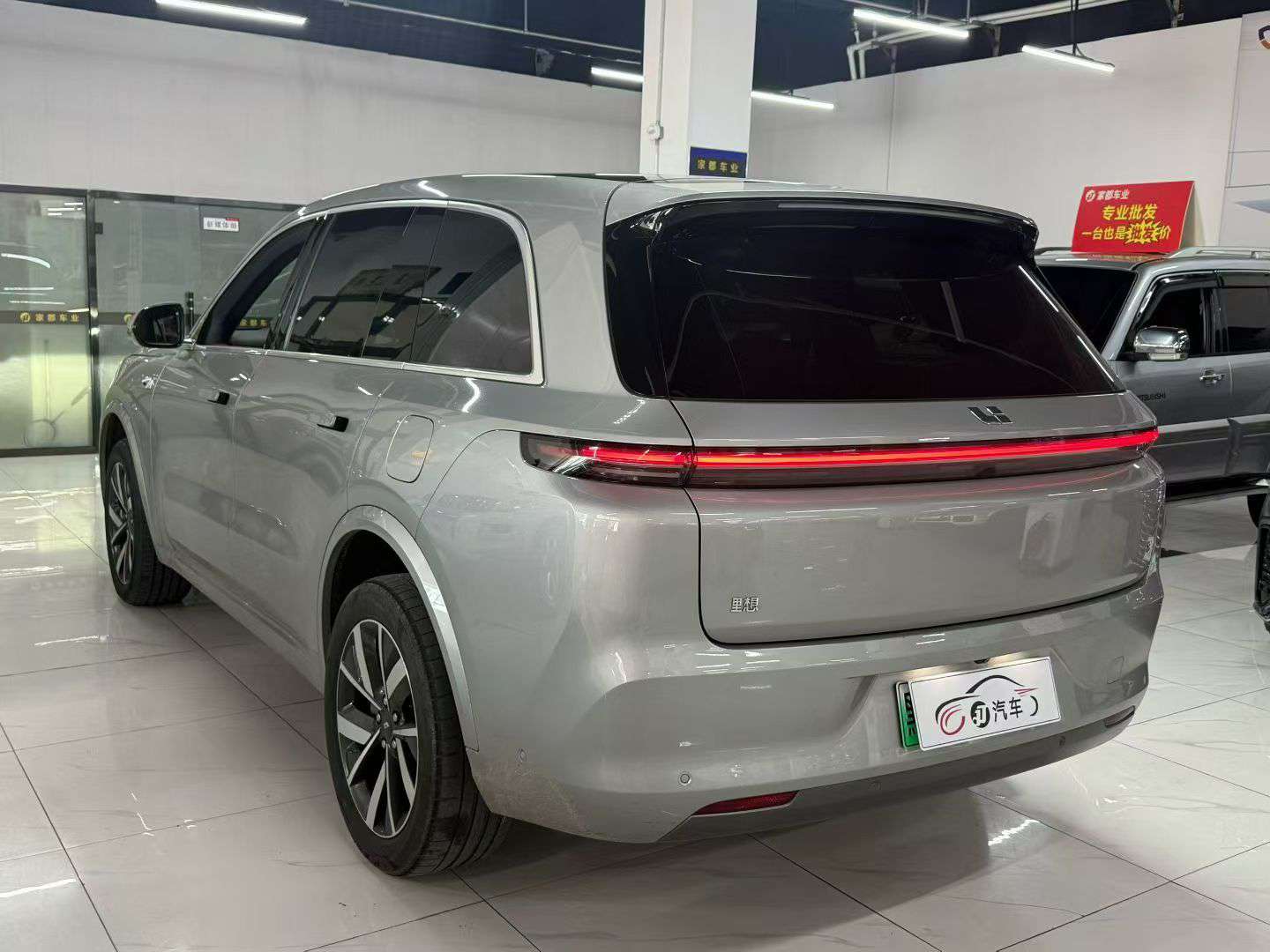 Li Auto L8 4