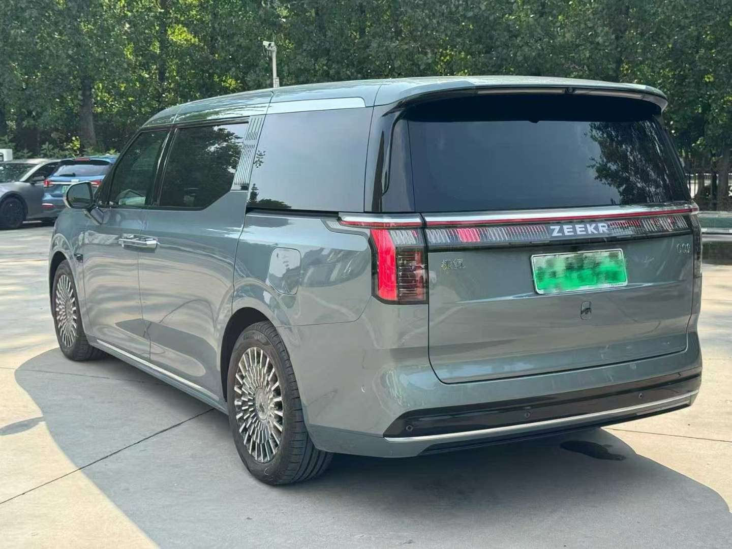 Zeekr 009 2024 Six-Seat Executive AWD 108kWh 5