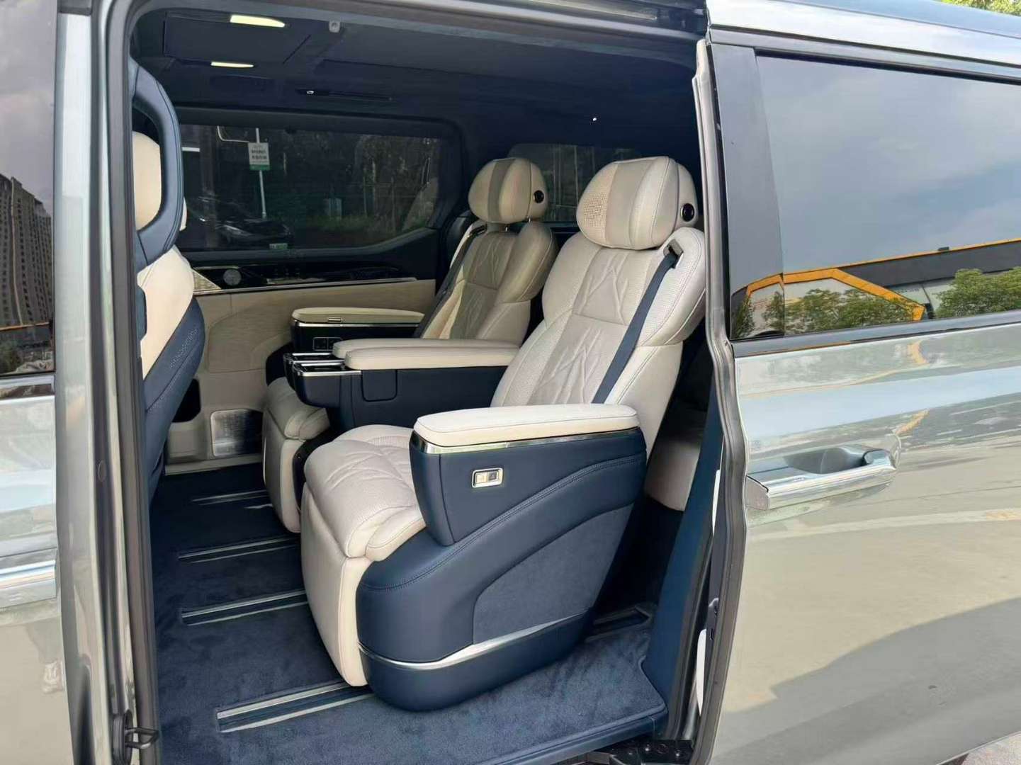 Zeekr 009 2024 Six-Seat Executive AWD 108kWh 3