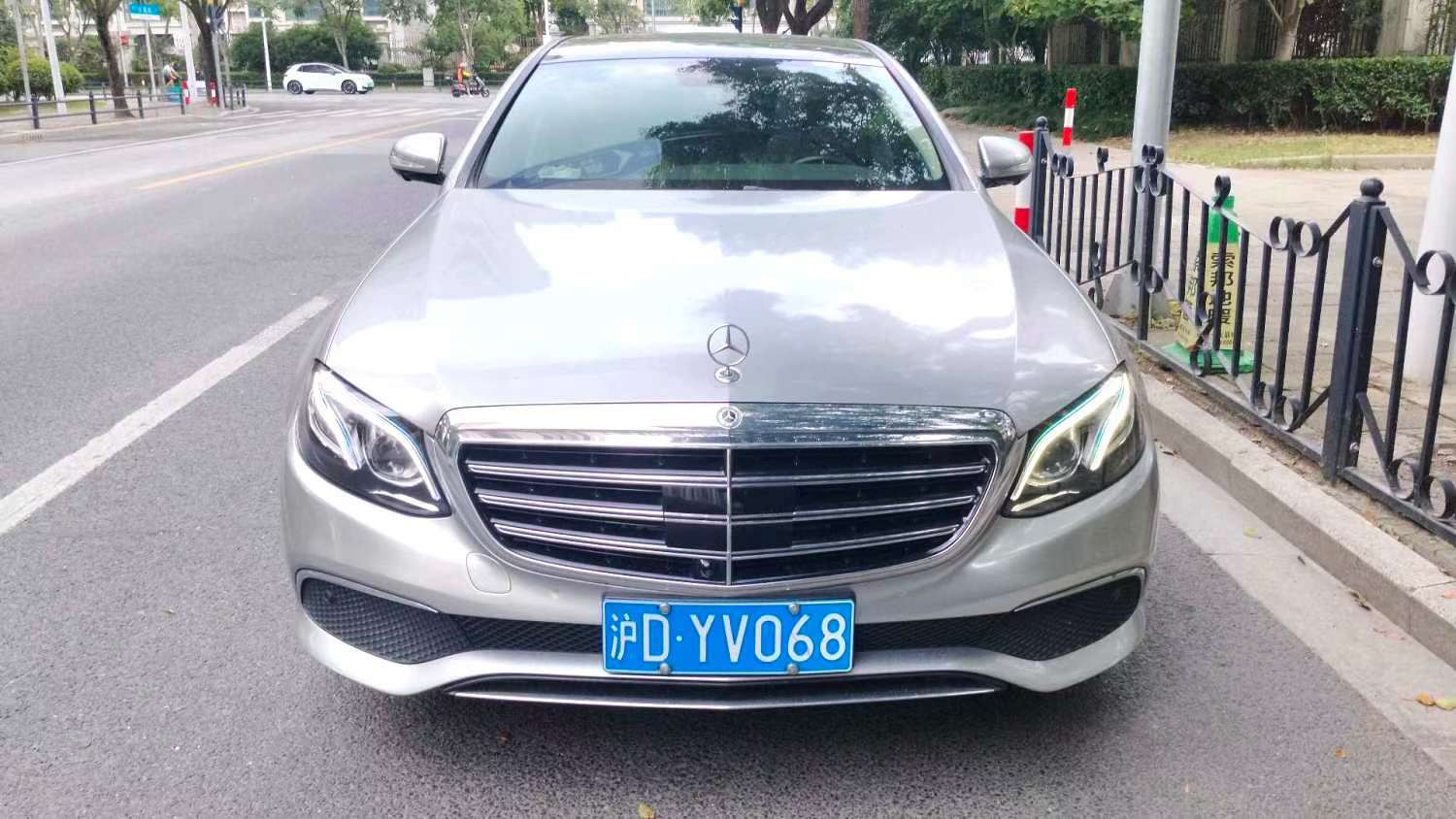 Mercedes-Benz E-Class E320L AWD Top Trim 3