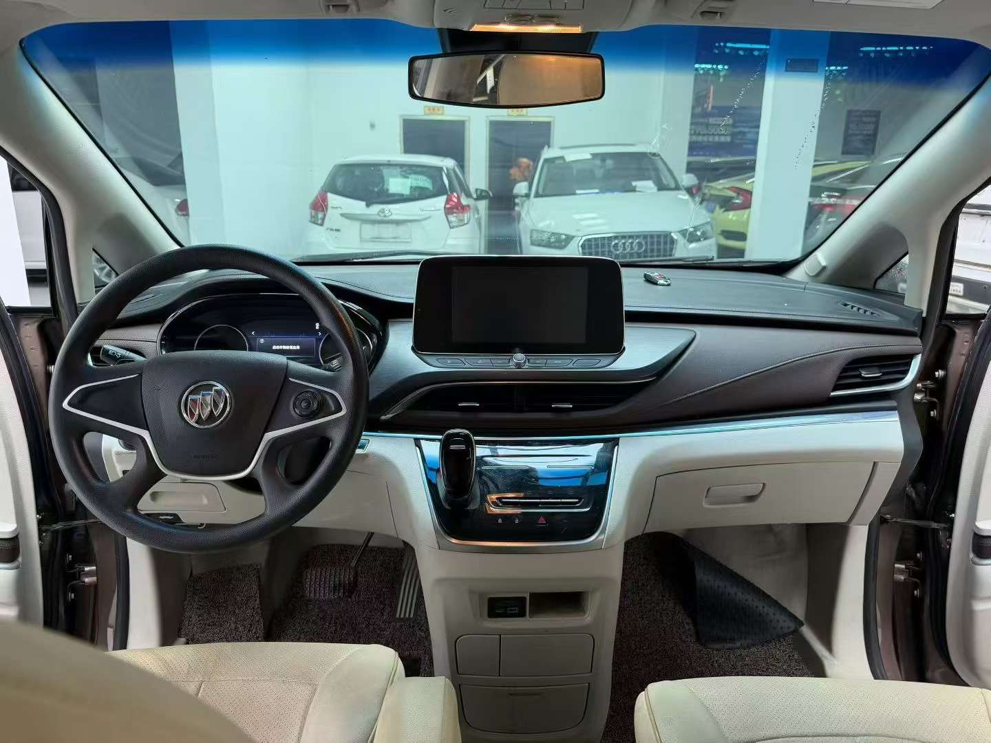 Buick GL8 Business Class 7