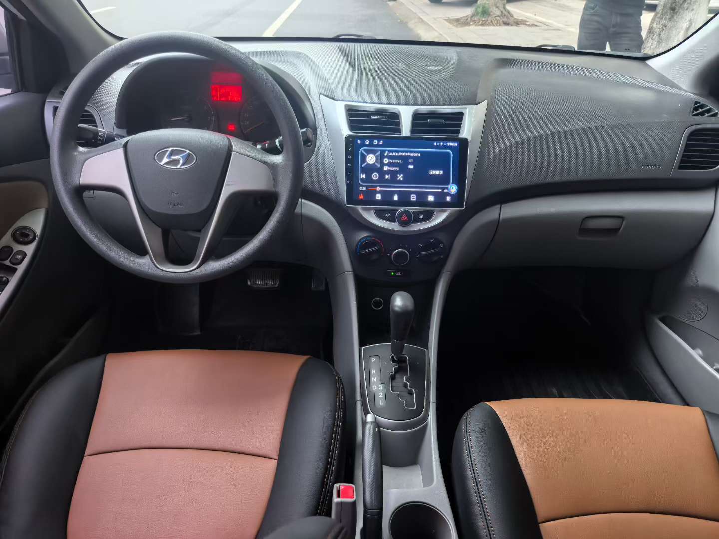 Hyundai Verna 1.4L Automatic Leather Navigation 9