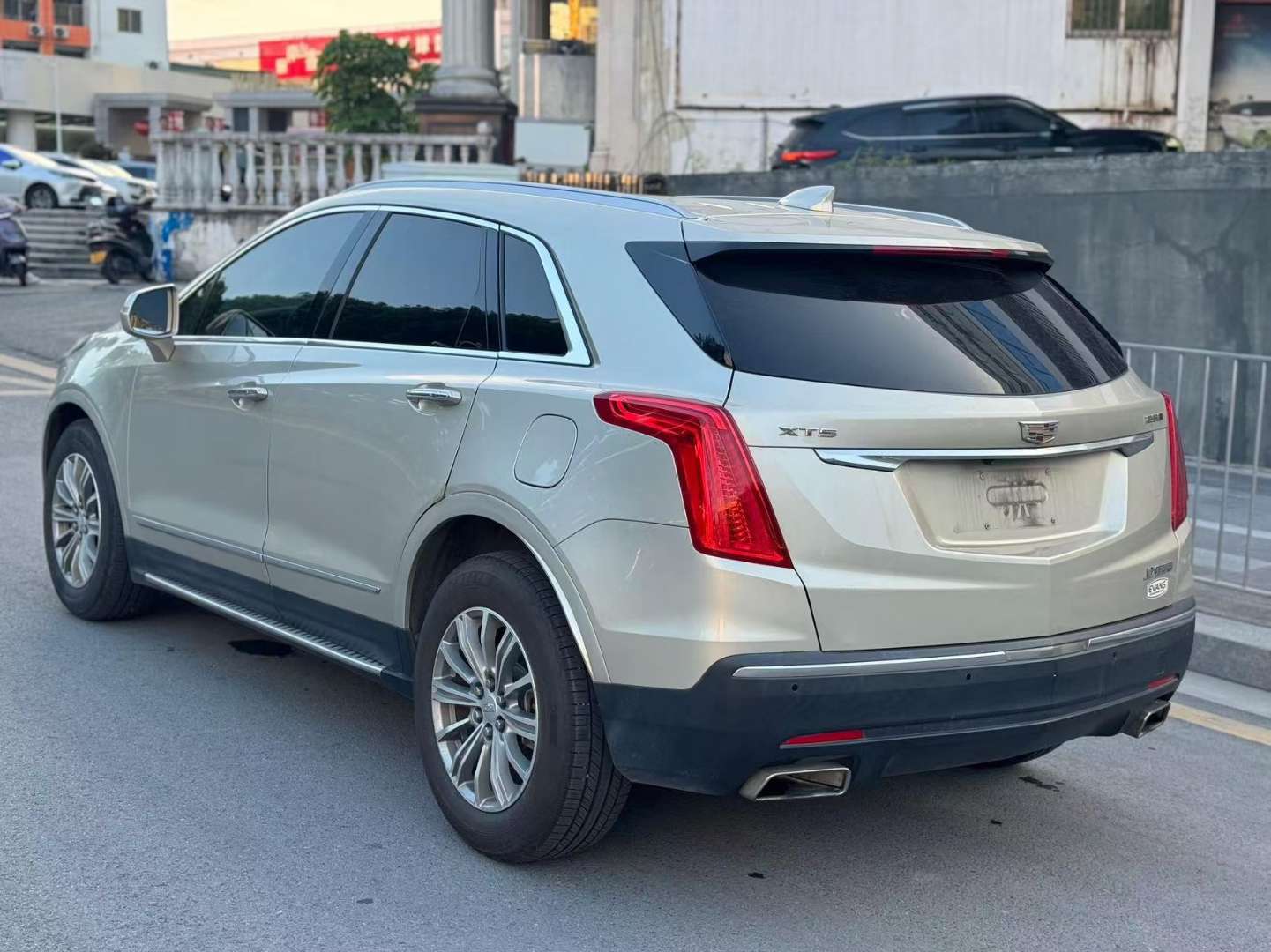 Cadillac XT5 2.0T Automatic Sunroof FWD Luxury Edition 25T 3