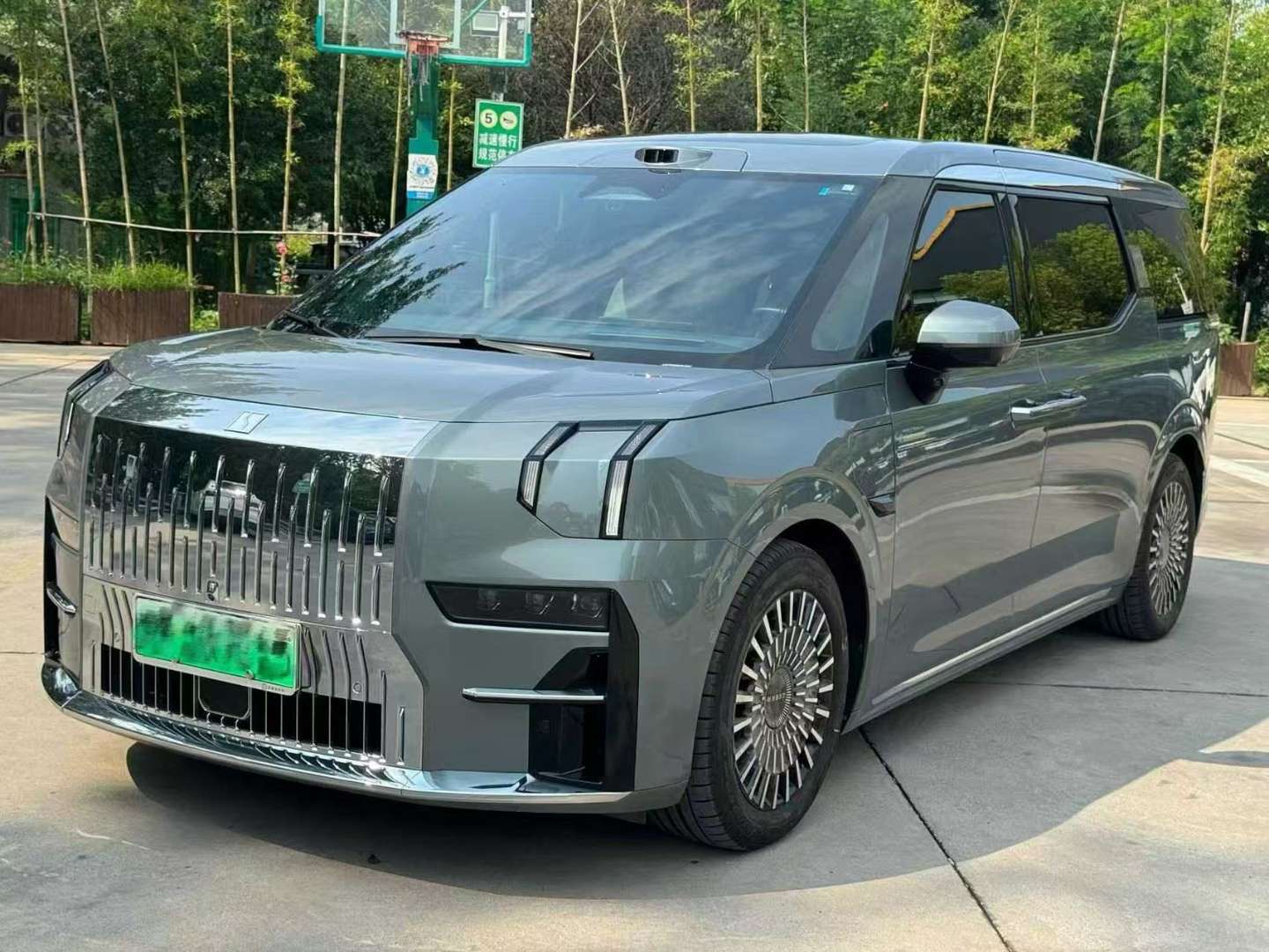 Zeekr 009 2024 Six-Seat Executive AWD 108kWh