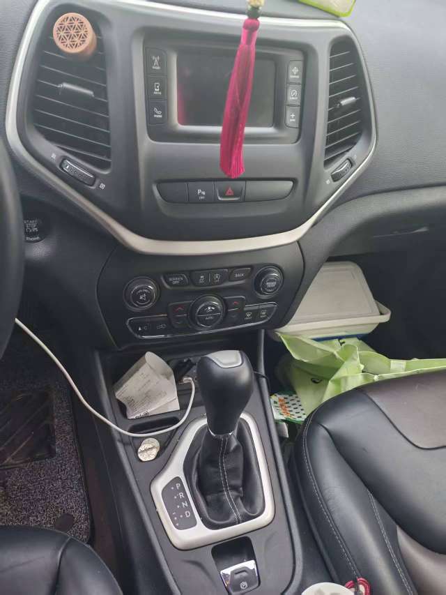 Jeep Cherokee 2.4 Limited 6