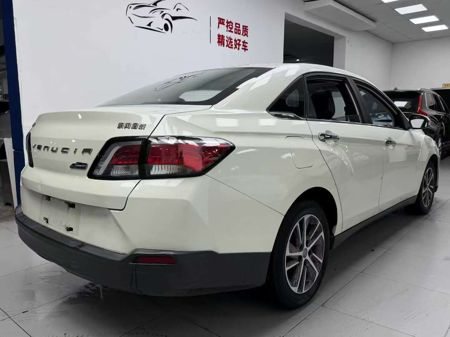 Mercedes-Benz E-Class E300L Luxury 9