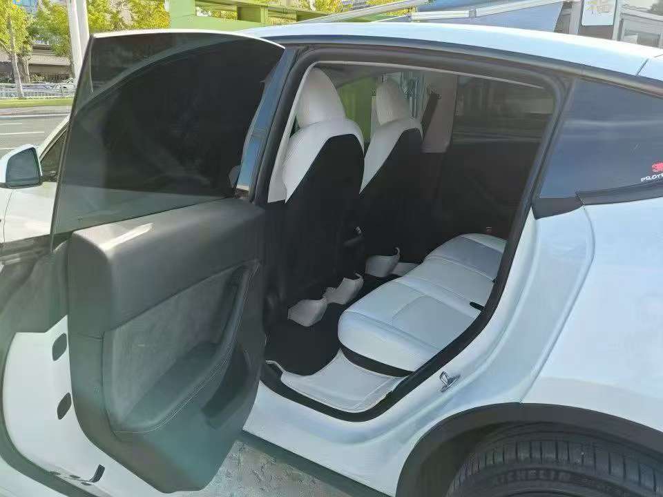 Tesla Model Y Long Range 5