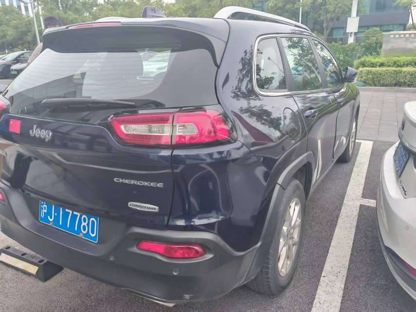 Jeep Cherokee 2.4 Limited 9