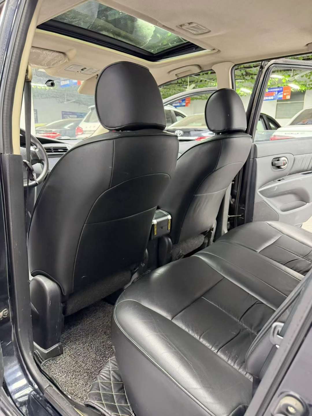 Nissan Livina 2011 Automatic 8