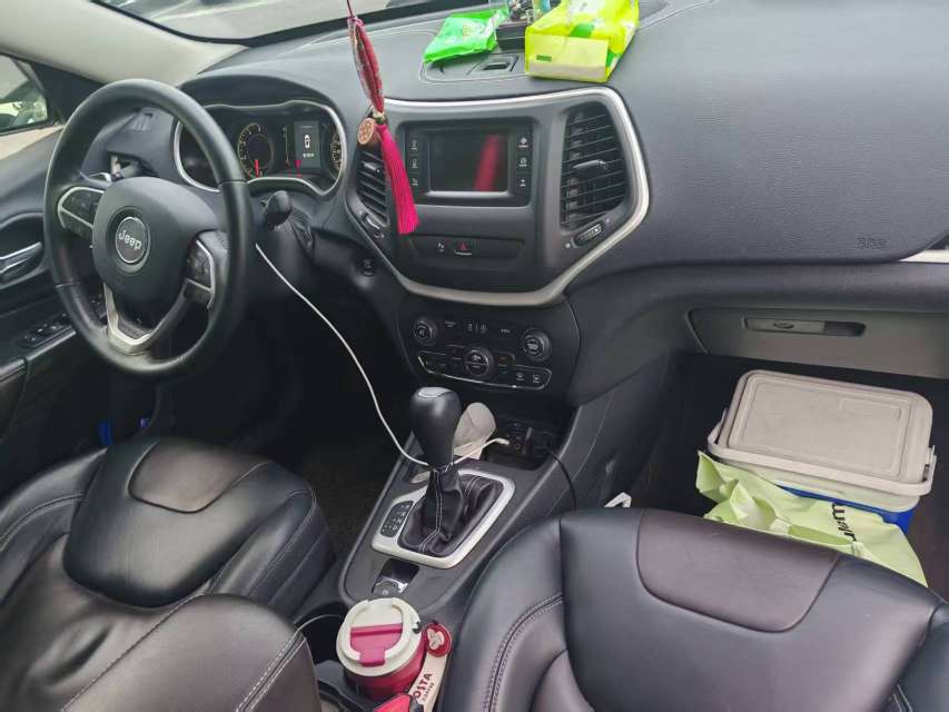 Jeep Cherokee 2.4 Limited 5