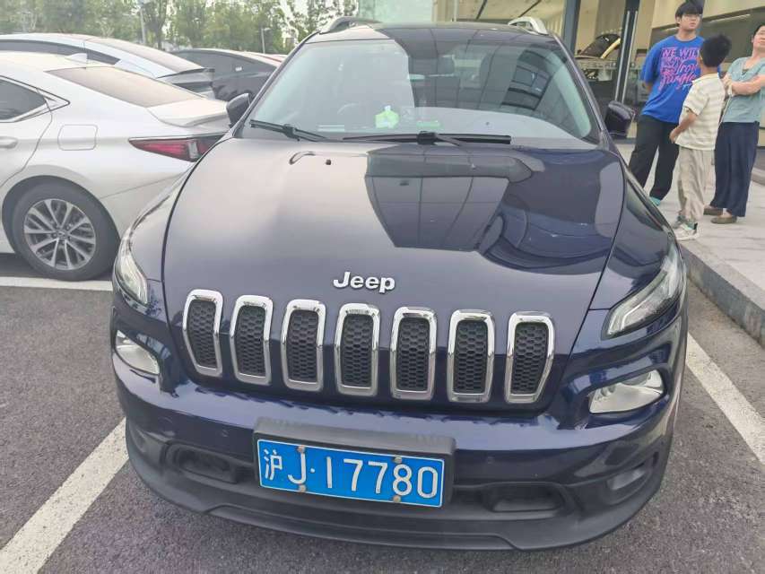 Jeep Cherokee 2.4 Limited 3