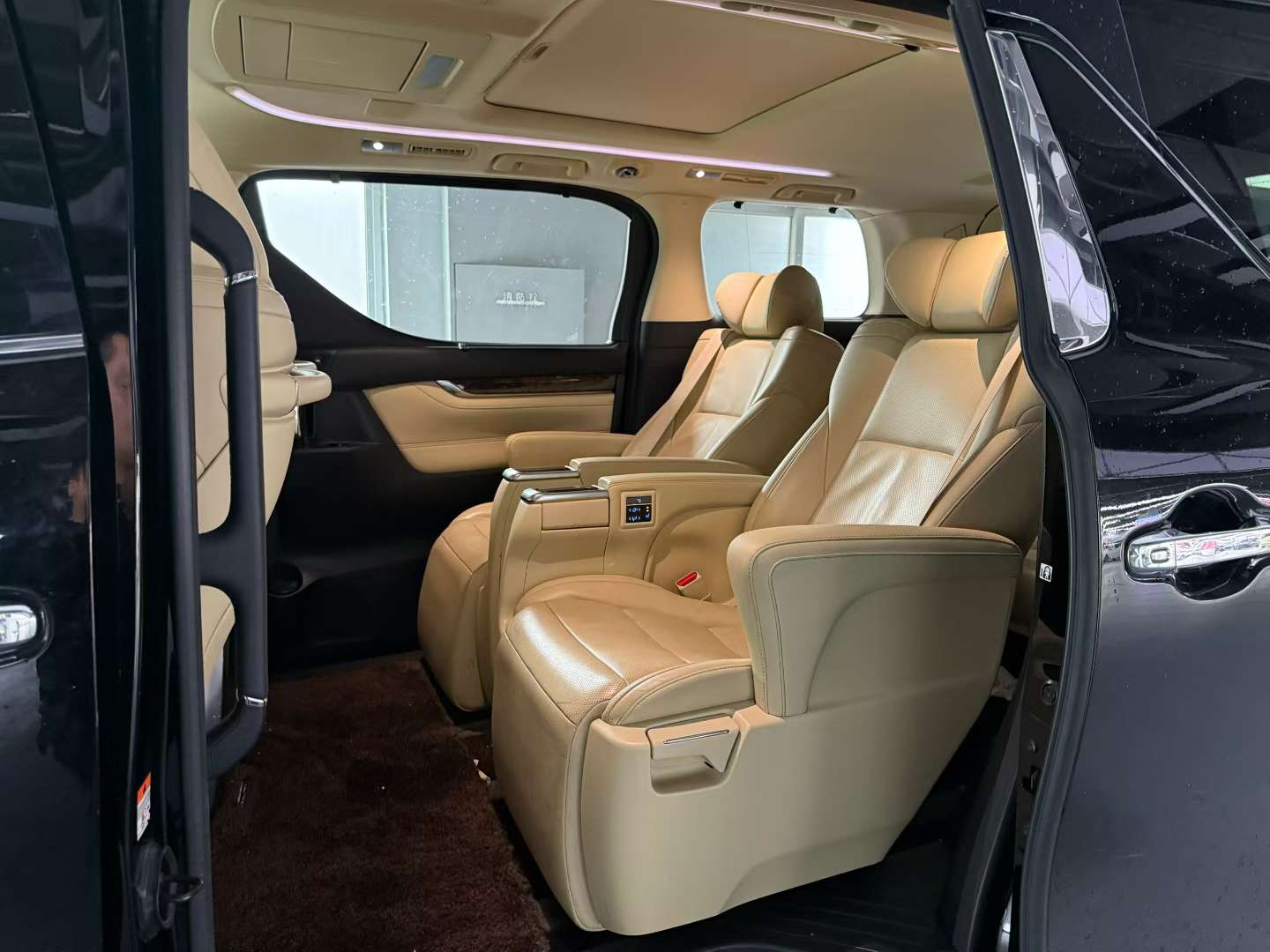 Toyota Alphard 5