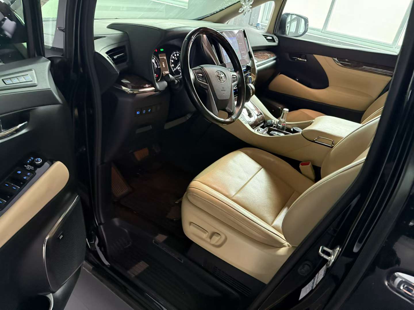 Toyota Alphard 3
