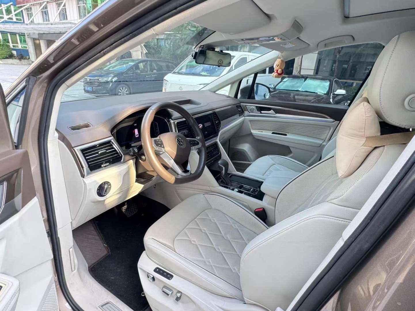 Volkswagen Viloran 2.0T Automatic Sunroof Premium Edition 380 8