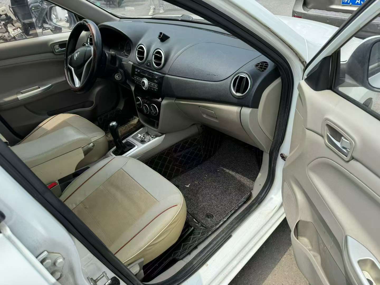 Changan Yuexiang V3 4