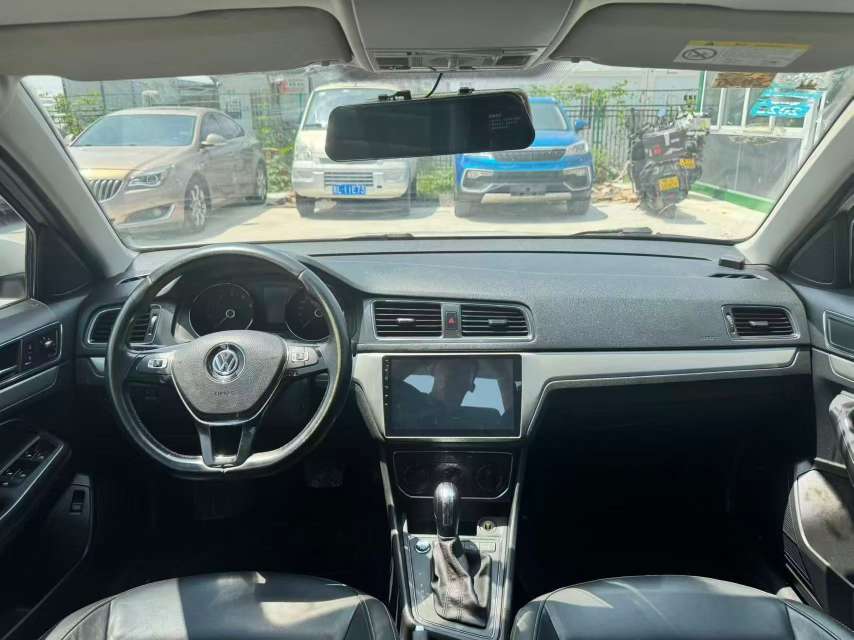 Volkswagen Lavida 4
