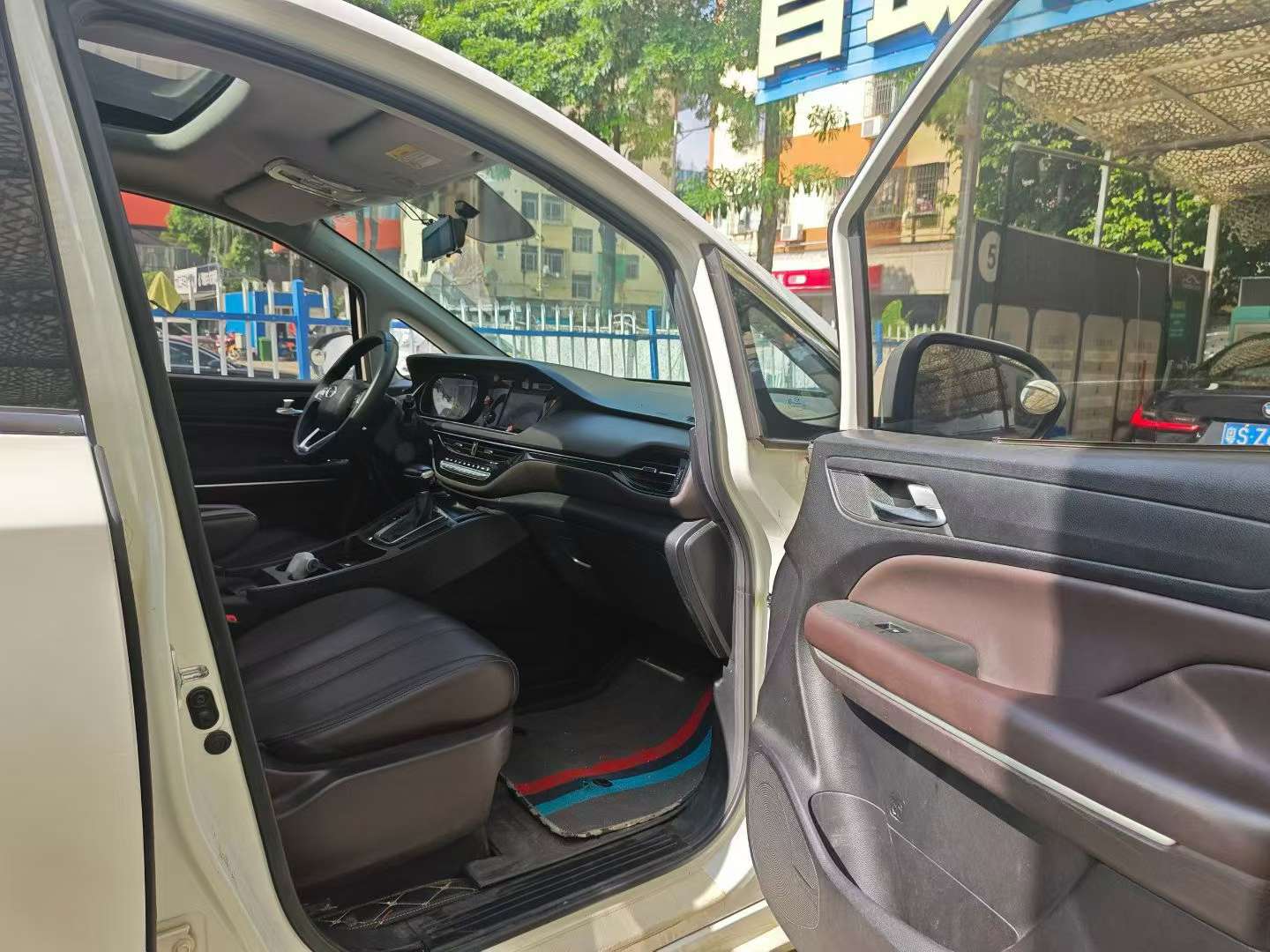 GAC Trumpchi M6 270T DCT Luxury Edition (7-Seater) 6