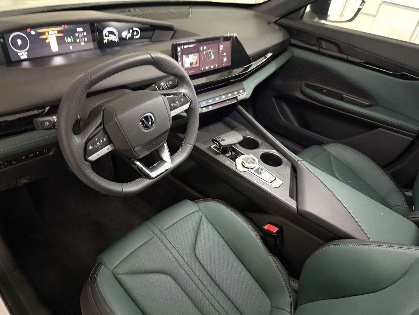 Changan UNI-V iDD 1.5 CVT BlueCore 136KM 4