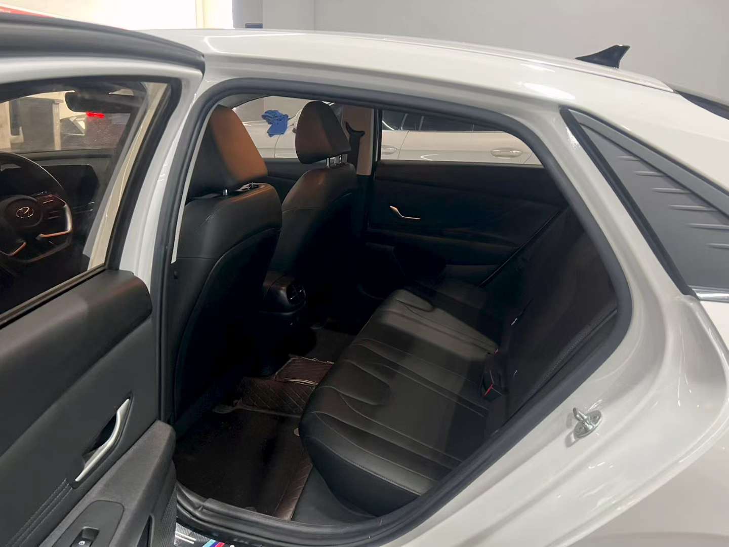 Hyundai Elantra 2022 1.5L LUX Premium 5