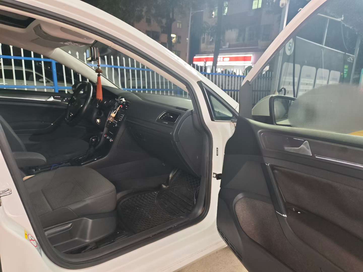 Volkswagen Golf 1.4TSI Automatic Comfort Trim 6