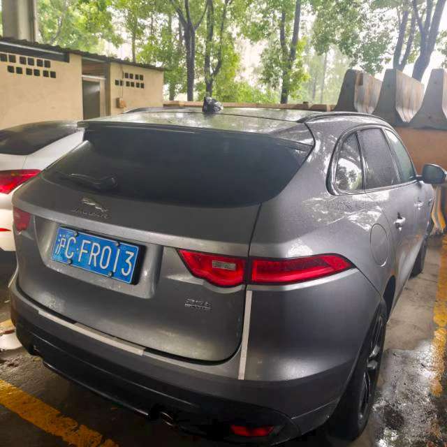 Jaguar F-PACE 2.0T Race Flag Edition 9