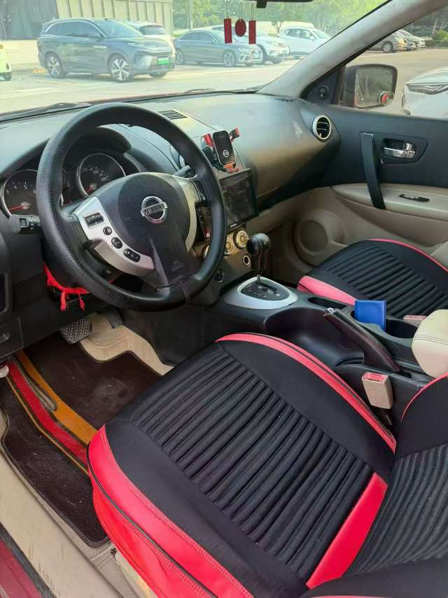 Nissan Qashqai 2011 Automatic with Sunroof 4