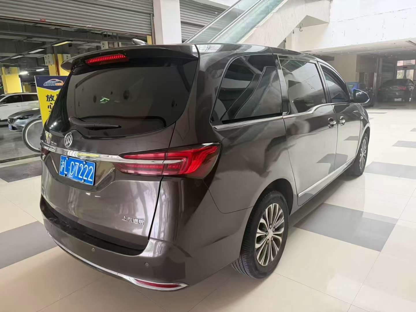 Buick GL8 652 Luxury 9