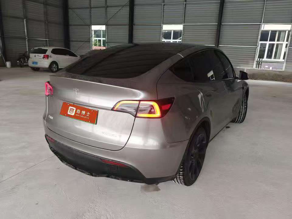 Tesla Model Y 2023 Rear-Wheel Drive Standard Range 4